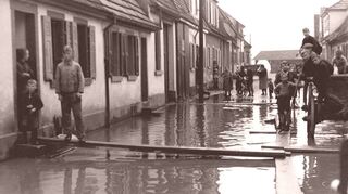 Am häufigsten gefährdete das fast jährlich auftretende Hochwasser die Häuser in der Neugasse – hier eine Aufnahme von 1937.