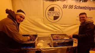 Der SV 98 Schwetzingen ist zum ersten Mal beim Weihnachtsmarkt mit dabei. Hier bereiten Daniel Wirth (l.) und Alexander Hoffner das Gyros zu.