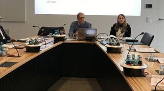 Nadine Bikowski (3. v. r.) und Manfred Köhne stellen den Schirmherren des Kinderförderfonds – Hockenheims OB Marcus Zeitler (v.l.), Hans Reinwald (Bürgermeister Leimen), Dirk Elkemann (OB Wiesloch) und Dr. René Pöltl (OB Schwetzingen) sowie Dekan Uwe Lüttinger (r.) und Pfarrerin Katharina Treptow-Garben von den Kirchen – die Ergebnisse des Jahresberichts vor.