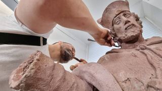 Diplom-Restaurator Eik Lehmann bei seiner Arbeit an dem Nepomuk von Schwetzingen.