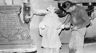1969: Damals wurde von Nepomuk durch Bildhauerfirma Ernst Hassler (hier Meister Fackel) eine Kopie erstellt, die heute am Pigageplatz steht.