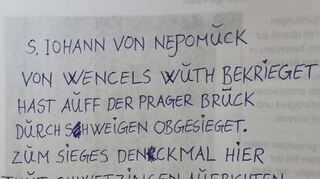 Der Diplom-Restaurator hat die Inschrift auf ein Blatt Papier übertragen. Das Denkmal des Nepomuk wurde 1751 fertiggestellt und von den Bürgern Schwetzingen initiiert.