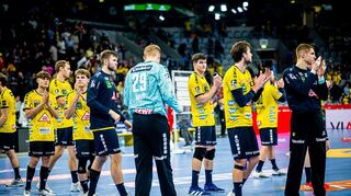 Teile des Löwen-Teams noch dem Unentschieden gegen Lemgo in der Mannheimer SAP-Arena.