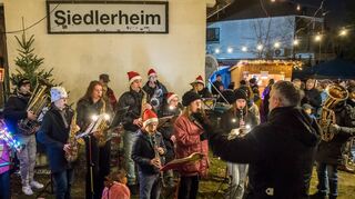 Der Musikverein Oftersheim unter der Leitung von Erik König begeistert die Weihnachtsmarktbesucher mit stimmungsvollen Weihnachtsliedern.