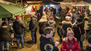 Bei Glühwein und guten Gesprächen genießen die Besucher den Weihnachtsmarkt auf dem Oftersheimer Siedlergelände – trotz des zwischenzeitlich desolaten Wetters.