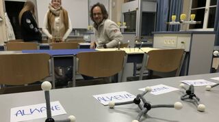 Welche chemische Verbindung gehört zu welchem Modell? Für Chemielehrer Martin Schindler (r.) ist es ein Kinderspiel.