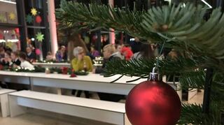 Beim Adventscafé im Schwetzinger Privatgymnasium herrscht in der geschmückten Mensa weihnachtliche Atmosphäre.