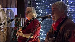 Die „Eastbound Twins“ greifen in die Saiten und erfüllen gekonnt Musikwünsche.