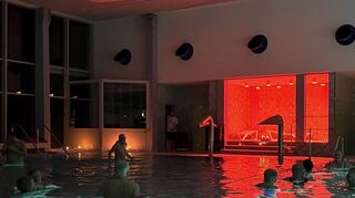 Ein Abend mit besonderer Beleuchtung freut die Besucher beim „Schwimmen bei Kerzenschein“ im Ketscher Hallenbad.
