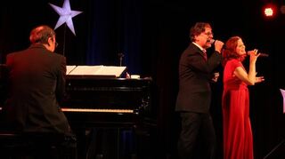 Pe Werner im Duett mit Musiker und Tontechniker Pit Lenz.