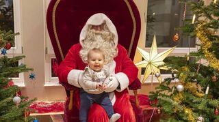 Auch die ganz Kleinen wollten gern mal mit dem Weihnachtsmann auf ein Foto. Beim Adventsmarkt bot sich dafür im Foyer des Rathauses reichlich die Gelegenheit.