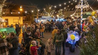 Trotz der Vorhersage von regnerischem Wetter ließen sich viele nicht abhalten, den Reilinger Adventsmarkt zu besuchen.