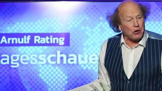 Arnulf Rating begeistert als bissiger „Tagesschauer“ die Besucher im Kulturhaus Pumpwerk.