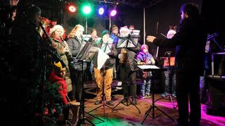 Am Abend spielt die Kapelle des Musikvereins Altlußheim unter der Leitung von Jonathan Förster stimmungsvolle Weihnachts-lieder auf der geschmückten Bühne.