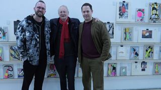 Die Künstler Max Hathaway (v. l.), Klaus Staeck und Götz Gramlich vor einigen ihrer Werke, die noch bis Februar im Schwetzinger Xylon-Museum zu sehen sind.