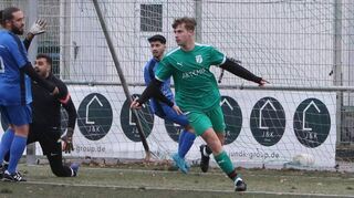 Der Oftersheimer Goalgetter Luis Bechtel (M.) darf vier Tore beim 8:0-Sieg gegen Neckarau II bejubeln.