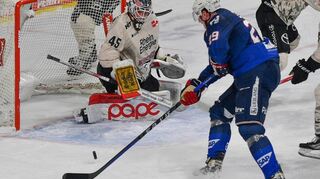 Denis Reul (blaues Trikot) schaltete sich immer wieder in die Offensive ein: Hier versucht der Adler-Kapitän Kölns Torwart Tobias Ancicka mit der Rückhand zu überwinden.