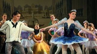 Leicht und atemberaubend: „Cinderella“ tanzt mit ihrem Prinzen.