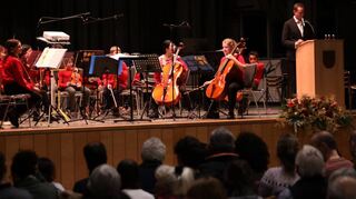 Zum großen Ensemblekonzert der Musikschule Bezirk Schwetzingen begrüßt Schulleiter Philipp Wolfart am Pult die Gäste. Die jungen Virtuosen warten auf ihren Einsatz.