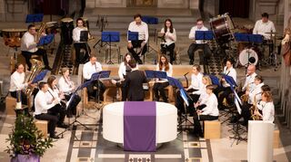Das Adventskonzert der „Blauen Husaren“ fand unter der Leitung von Dirigent Benedikt Strambach in der Kirche St. Georg statt. Hier ist das Blechbläserensemble des Hauptorchesters zu sehen.