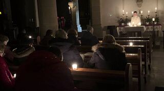 Andacht bei Kerzenschein: Die Rorate-Gottesdienste im Advent sorgen bei den Teilnehmenden für einen angenehmen und ruhigen Start in den Tag.