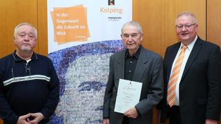 Franz Steck (Mitte) wurde für 60 Jahre Mitgliedschaft bei der Kolpingfamilie von Vorsitzendem Gerhard Zirnstein (r.) und Präses Erwin Bertsch geehrt.