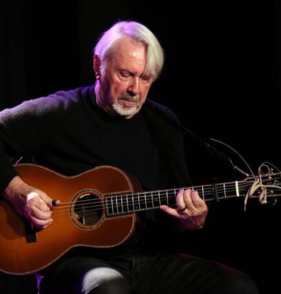 Als Gastgeber selbst immer für Überraschungen gut: Claus Boesser-Ferrari entlockt seiner Gitarre außergewöhnlich Töne.