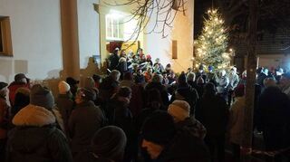 Das Schmücken und Illuminieren des Tannenbaums vor der evangelischen Kirche ist mittlerweile eine kleine Tradition, um den Advent einzuläuten.
