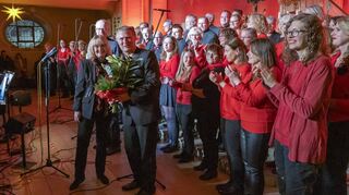 Dagmar Malter, zweite Vorsitzende des Sängerbundes Reilingen, dankt Ozer Dogan mit Worten und Blumen für seine engagierte und äußerst erfolgreiche Leitung der beiden Chöre und somit zum gelungenen Konzert.