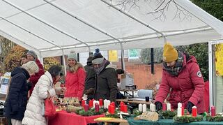 Beim Adventsbazar der evangelischen Kirchengemeinde lockten Weihnachtsdekorationen und viele Leckereien.