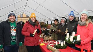Diakon Jascha Richter und das Jugendteam mit Julia, Samira, Janina, Armin und Christina hatten viele schöne Adventskränze vorbereitet.