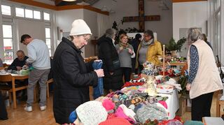 Es wurde beim Adventsbazar geschaut, gekauft und gegessen.