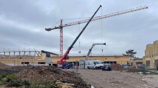 Seit Montagmorgen kann auf der Baustelle hinter der Mehrzweckhalle wieder mit elektrischen Geräten gearbeitet werden.