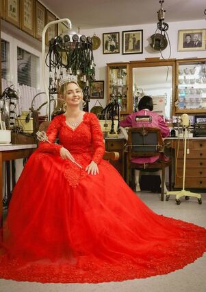 Luxina Sabrina II. von der glitzernden Weltmeisterschere ließ sich in „Schnuteputzers Frisörmuseum“ ihres Großvaters Willi Dörr fotografieren.