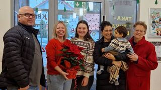 Im Kindergarten St. Anna werden die Freien Wähler Michael Lauer (v. l.), Nilgün Atasoy mit Sami und Sabine Petzold von Lena Stephan (Zweite v. l.) Jaqueline Izzo (Dritte v. l.) begrüßt.