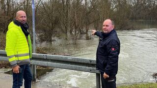 Matthias Sommer vom Ordnungsamt und Harald Schuhmacher von der Feuerwehr am Dienstagnachmittag beim Durchlauf der NATO-Rampe in Rohrhof.