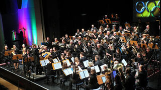 Beeindruckend in Bild und Klang: Die 85 Musiker der „Kraichbach-Philharmonie“, bei der unter anderem Instrumentalisten des Fanfarenzugs der Rennstadt Hockenheim mitwirken, präsentieren das Winterkonzert in der Stadthalle unter der Leitung von Benjamin Wolf.