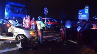 Diese beiden Autos haben nur noch Schrottwert – am Dienstagabend kam es wieder zu einem Unfall beim Abbiegen auf die B 535.