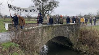 Das Banner des Hungermarschs wird für das kommende Jahr von Brühl nach Ketsch weitergereicht.