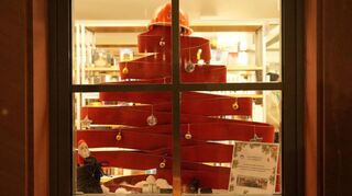 Aus alt mach hübsch: Die Jugendfeuerwehr gestaltete einen alten Schlauch zum Weihnachtsbaum um.