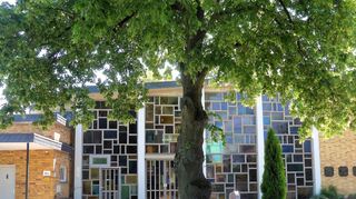 In der Friedhofshalle wird eine komplett neue Beschallungsanlage mit Verstärker und Boxen installiert. Der Technische Ausschuss ist einstimmig dafür, weil die alte Anlage für Trauerfeiern oder Gesangsveranstaltungen nicht mehr taugt.