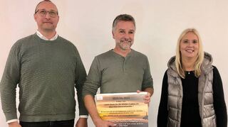 Mit einer persönlichen Dankurkunde wird Kai Stäcker (M.) von Gauß-Direktorin Anja Kaiser (r.) und Uli Philipp, seinem Nachfolger und langjährigen Stellvertreter, verabschiedet.