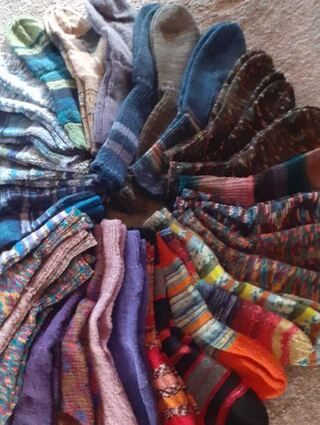 Das ist doch mal ein herrlich bunter Anblick: Die farbenfrohen Stricksocken sind Unikate und wärmen die Füße.