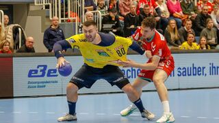 Jannik Kohlbacher von den Rhein-Neckar Löwen setzt sich gegen Essens Christian Wilhelm durch.