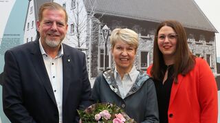 Wechsel in der SPD-Fraktion des Gemeinderats: OB Marcus Zeitler (v. l.) verabschiedet Marina Nottbohm und begrüßt als Nachrückerin Aylin Kuppinger im Bürgersaal des Rathauses.