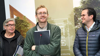 Mit dem Künstler Florian Budke (M.) freuen sich Professor Georg Winter (l.) und Projektleiter Matthias Ohlheiser über die außergewöhnliche Lärmschutzwand als Kunstgeschenk für die ganze Stadt. Bild: Widdrat