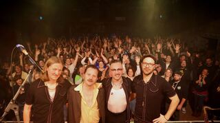 Feierstunde im Kesselhaus: Gringo Mayer und die Kegelband nach ihrem gefeierten Gig in Wiesbaden.