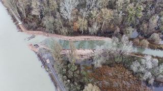 Eigentlich plätschert der Leimbach an dieser Stelle mehrere Meter in die Tiefe in den Rhein – doch bereits am Donnerstag-morgen ist eine große Wasserfläche entstanden. Gut zu erkennen sind die ebenfalls überfluteten Auwälder.