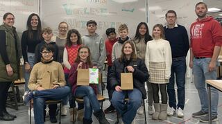 Freuen sich über einen knappen Wettbewerb: die Lehrerinnen Carolin Köller (v. l.), Joana Weigel, Julian Gellert (6c), Lehrerin Christine Handel, Nela Bock Cruz (6d), Rikardo Gjeta (6e), Stamatios Angos (6e), Hendrik Arendt (6a), Lina Baum (6b), Jana Metzger (6a), Konrektor Manuel Altenkirch und Lehrer Robin Pitsch.