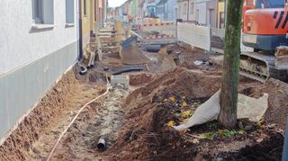 Der Baumstandort nahe der Wilhelmstraße bleibt erhalten. Dort werden gerade die Leerrohre verlegt.